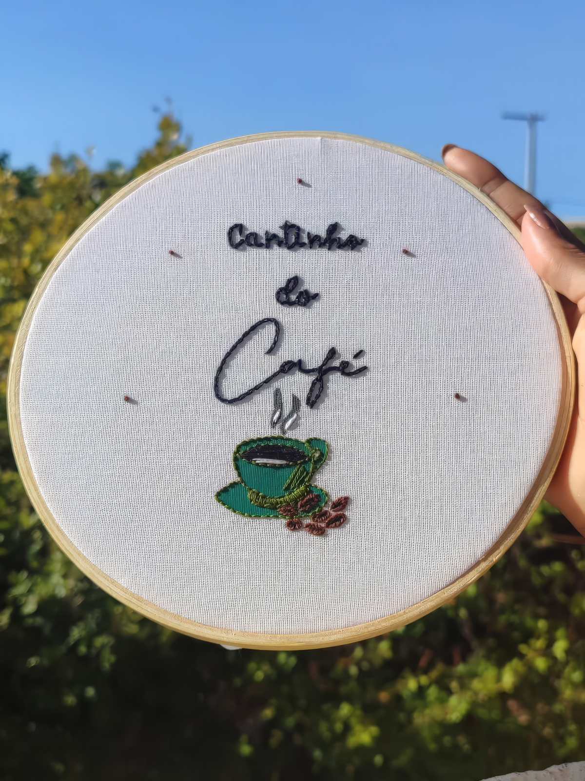 Bastidor Cantinho do Café com xícara verde e grãos bordados