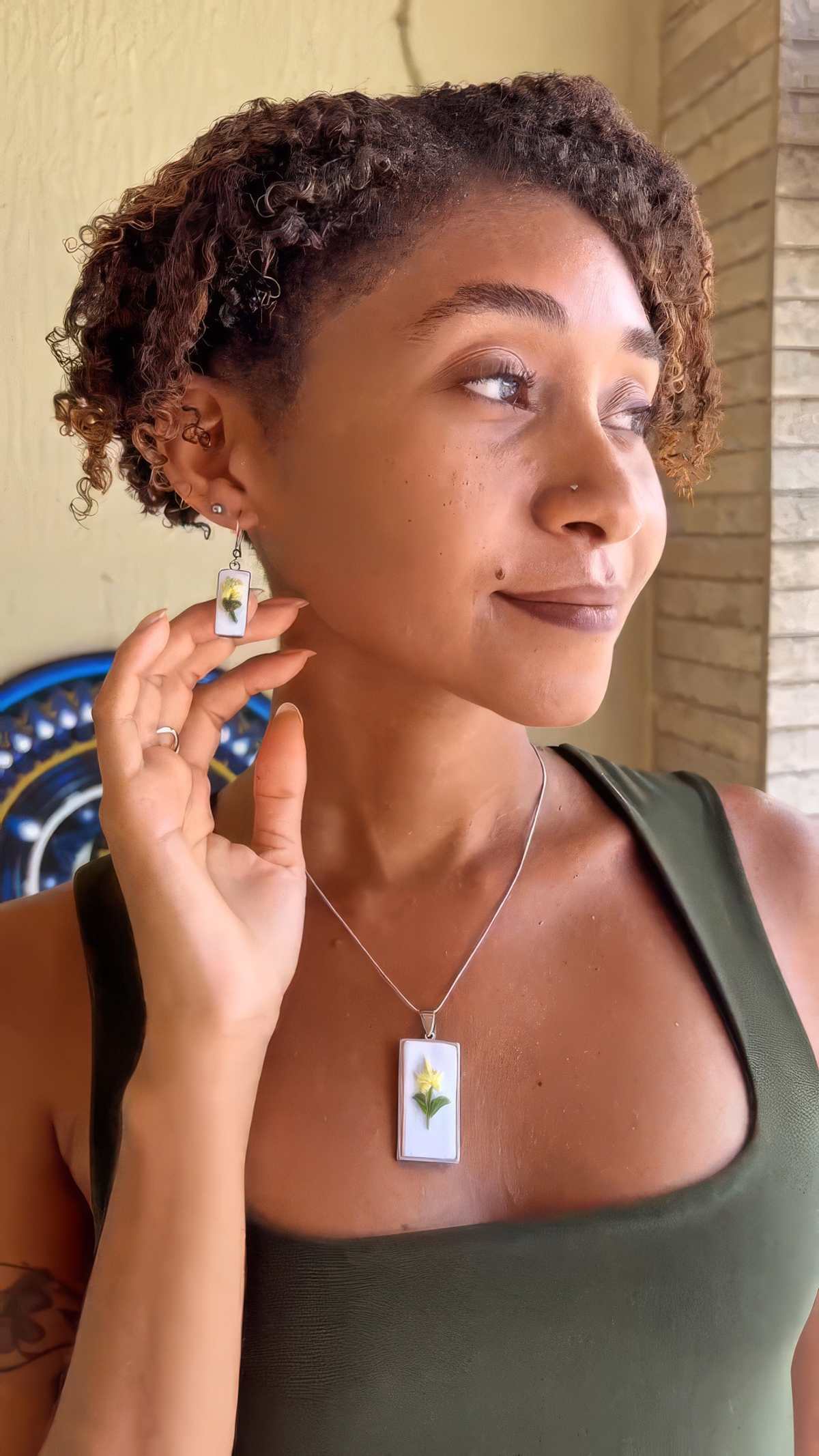 Modelo usando o colar Lírio Amarelo com pingente retangular bordado