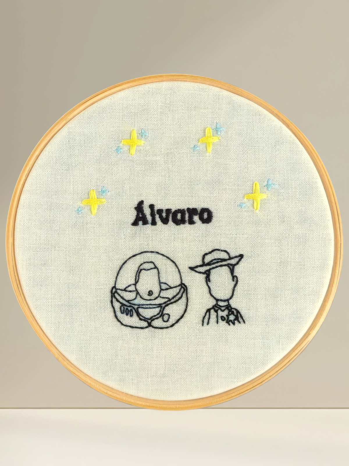 Porta maternidade com um nome bordado e estrelas amarelas