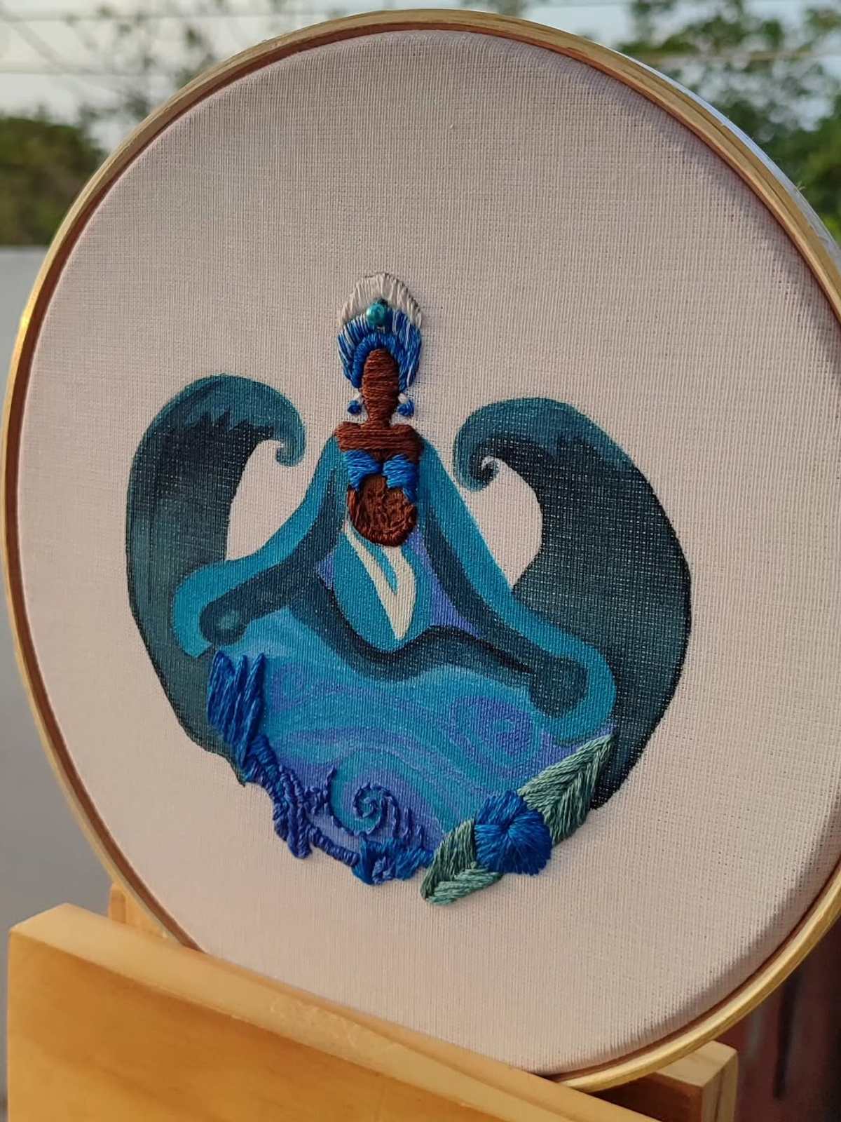 Bastidor com Iemanjá bordada em tons de azul sobre ondas