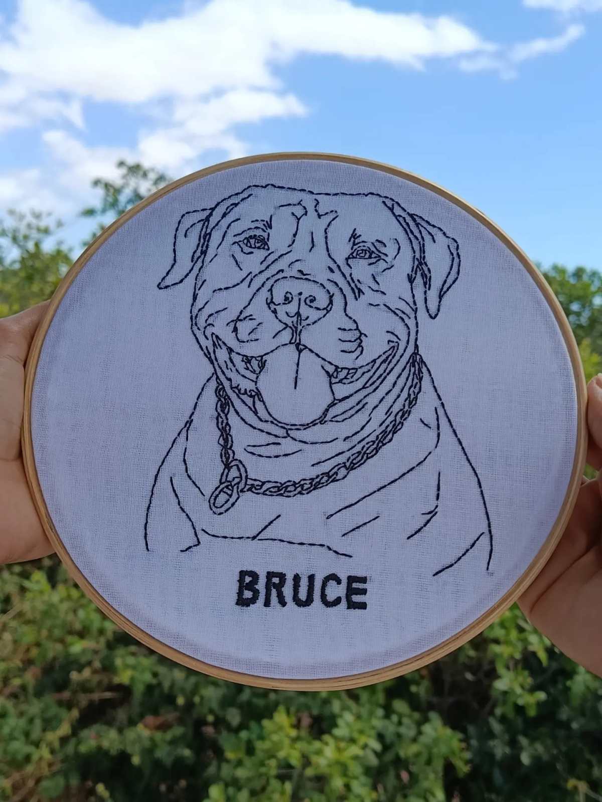 Bastidor com retrato em linha preta de um cachorro, erguido contra a mata
